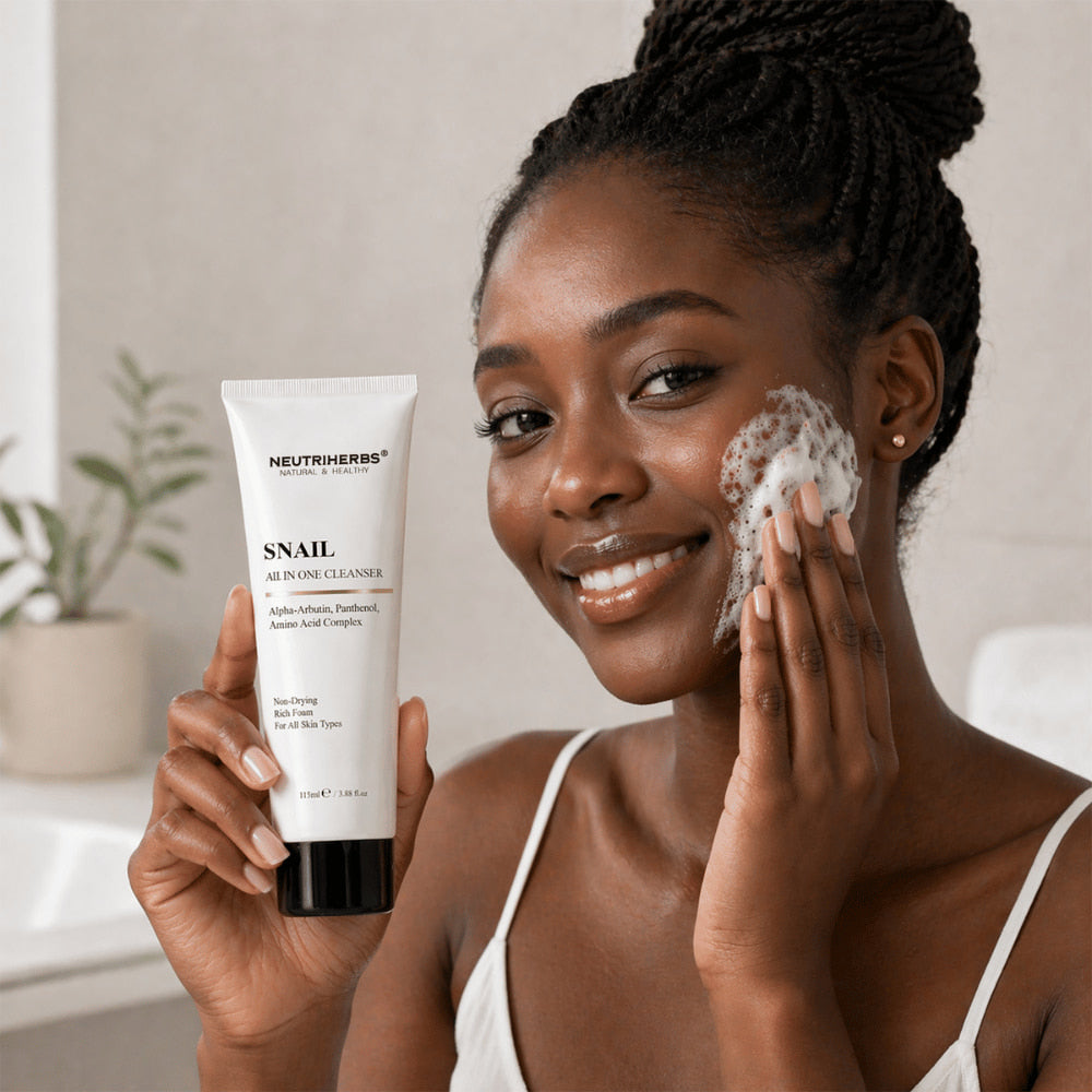Ženska uporablja Neutriherbs Snail All In One Cleanser z bogato čistilno peno za nežno čiščenje obraza. Vlažilno čistilo za obraz, ki kožo učinkovito očisti, ne da bi jo izsušilo, in je primerno za vse tipe kože.