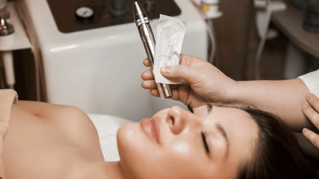 Professionell microneedling-behandling i ansiktet med dermapen och steril engångsnål för förbättrad hudstruktur och kollagenstimulering