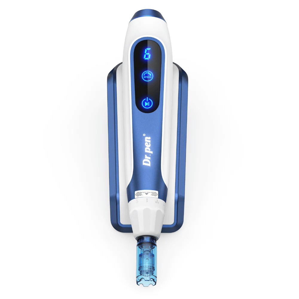 Bližnji posnetek Dr. Pen A11 v modro-belem dizajnu z osvetljenimi digitalnimi gumbi in igelno kartušo. Napreden microneedling peresnik za profesionalno pomlajevanje kože in absorpcijo seruma.