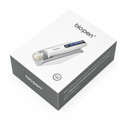 Biopen Q2 microneedling-pen visad på ovansidan av en vit och grå produktlåda med tydlig logotyp och bild av pennan på locket.