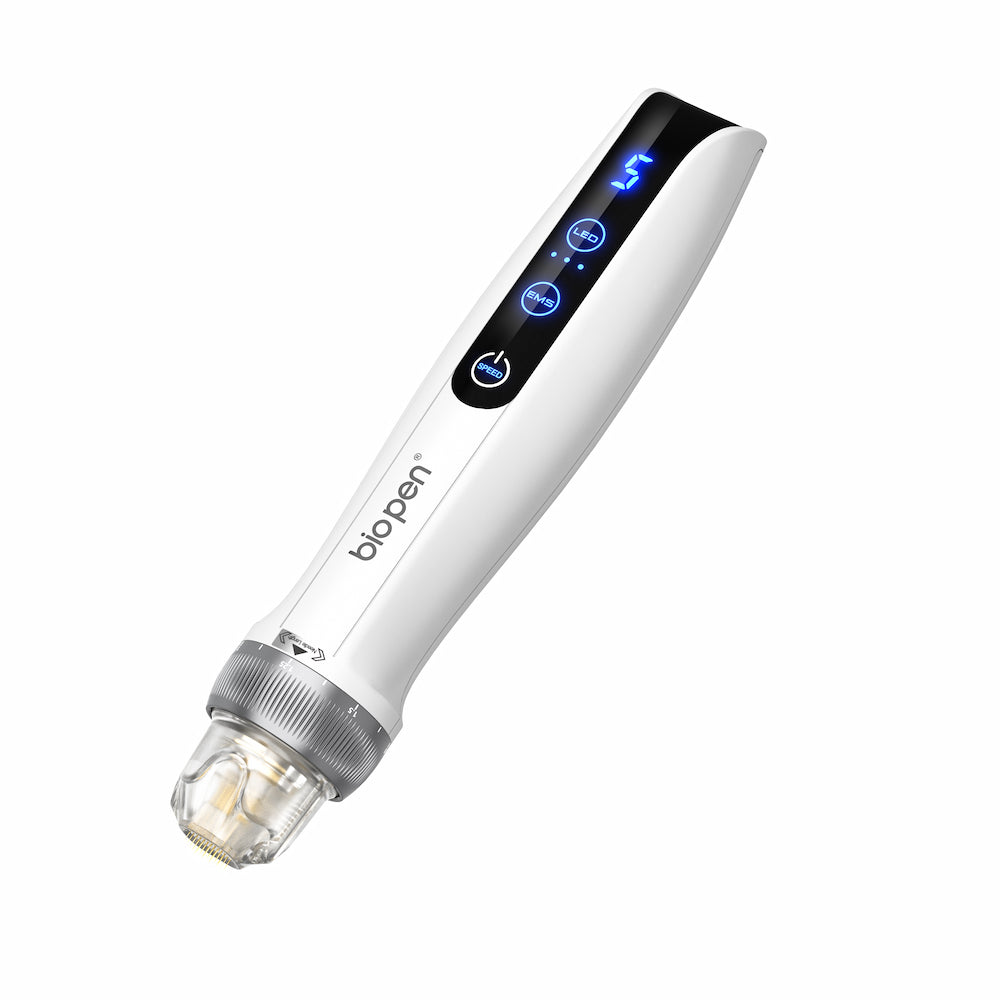 Vit BioPen Q2 microneedling-pen med digital LED-display, funktionsknappar och genomskinlig nålmodul.