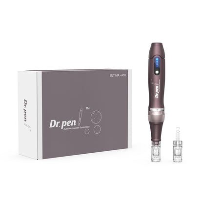 Dr. Pen A10 microneedling penna i lila med nålhuvuden och originalförpackning, komplett kit för professionell hudbehandling.