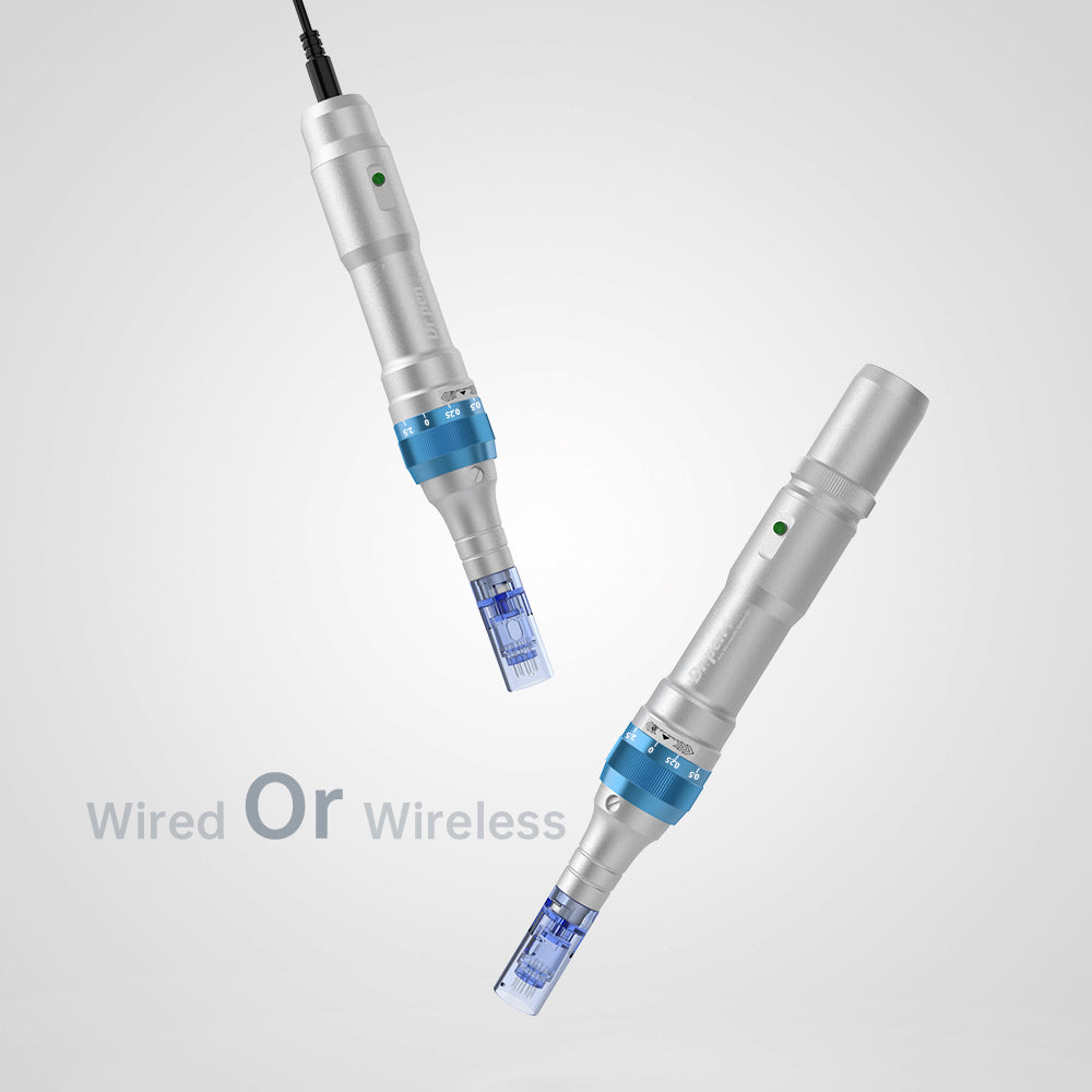 Jämförelse mellan Dr. Pen A6 i trådansluten och trådlös version, båda med blå nålpatron för professionell mikronålning.