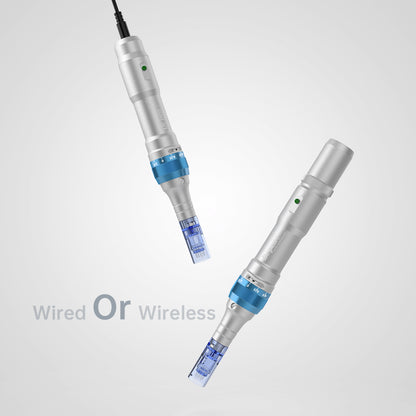 Jämförelse mellan Dr. Pen A6 i trådansluten och trådlös version, båda med blå nålpatron för professionell mikronålning.