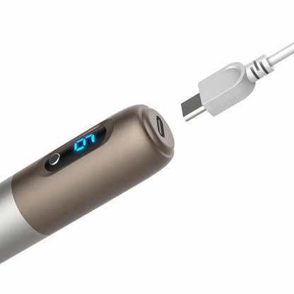 Närbild av Dr. Pen H3 microneedling-penna med USB-C laddningsport och digital LED-display, redo för snabb och enkel uppladdning.