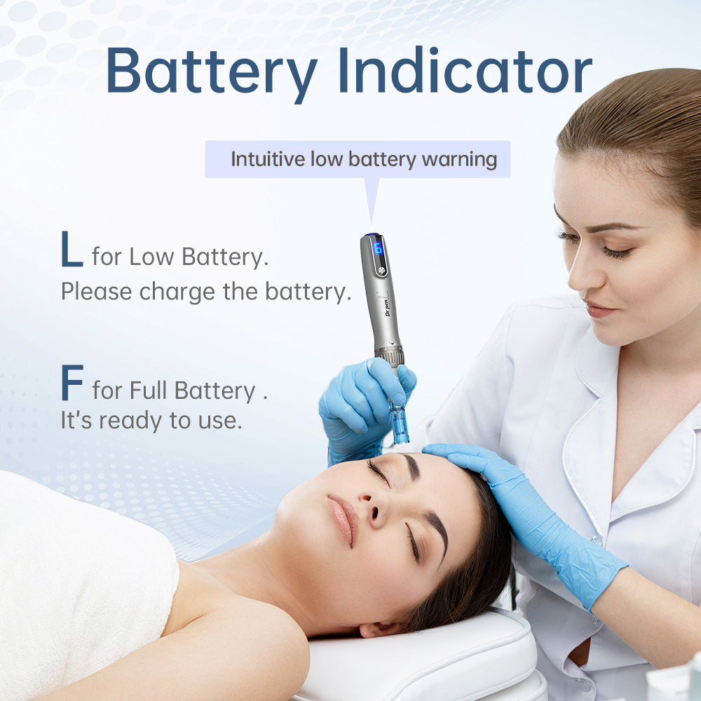 Dr. Pen M8S microneedling-penna med tydlig batteriindikator, använd av en behandlare under professionell hudbehandling i klinikmiljö.