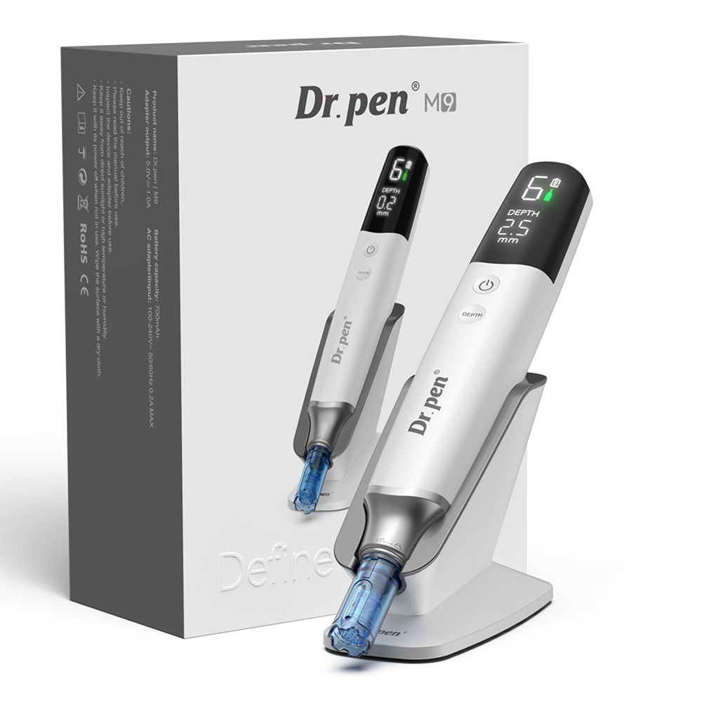 Dr. Pen M9 microneedling pero z originalno embalažo, polnilnim stojalom in digitalnim zaslonom za profesionalno nego kože.