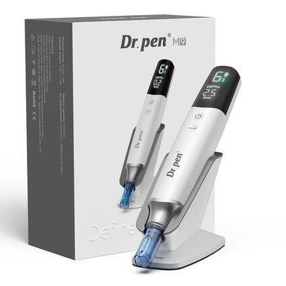 Dr. Pen M9 microneedling pero z originalno embalažo, polnilnim stojalom in digitalnim zaslonom za profesionalno nego kože.