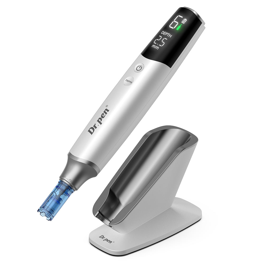 Dr. Pen M9 microneedling pero z digitalnim zaslonom in priloženim stojalom za varno in profesionalno microneedling nego doma ali v kliniki.
