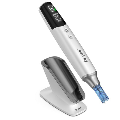 Dr. Pen M9 dermapen z digitalnim zaslonom, igelno kartušo in elegantnim polnilnim stojalom za profesionalni microneedling in nego kože.