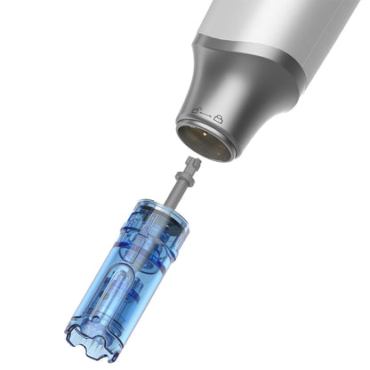 Bližinski posnetek Dr. Pen M9 in zamenljive igelne kartuše za varno in higienično microneedling terapijo.