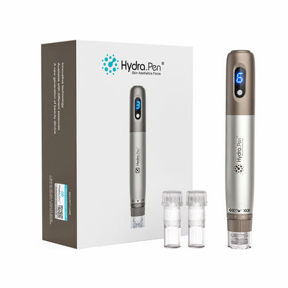 HydraPen h3 microneedling-penna med LED-hastighetsdisplay, två nålpatroner och förpackning – professionell enhet för hudbehandling och serumapplicering.