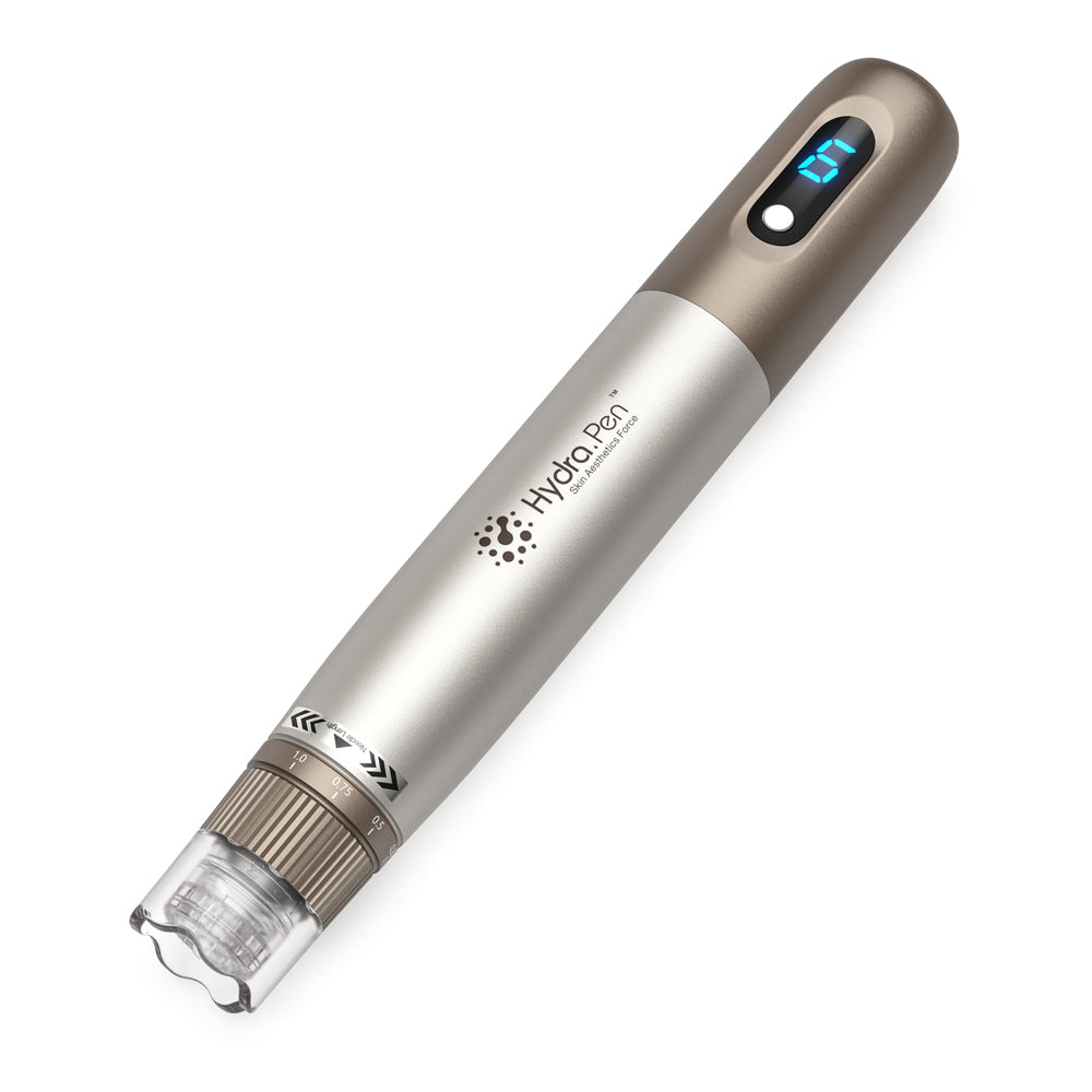 HydraPen H3 microneedling-pen i guld och silver med digital hastighetsdisplay och nålmodul framtill.