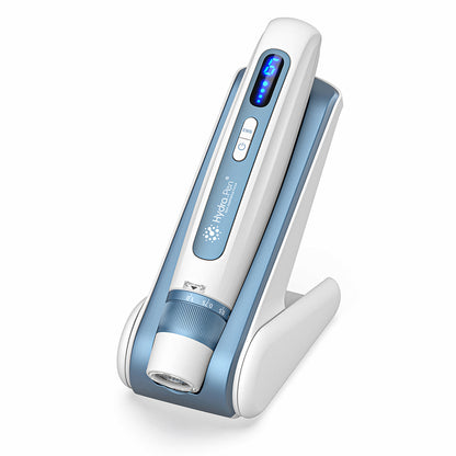 HydraPen H5 vit och blå microneedling-penna stående i sitt laddningsställ, avancerad mikronålningsenhet för seruminfusion och hudbehandling.
