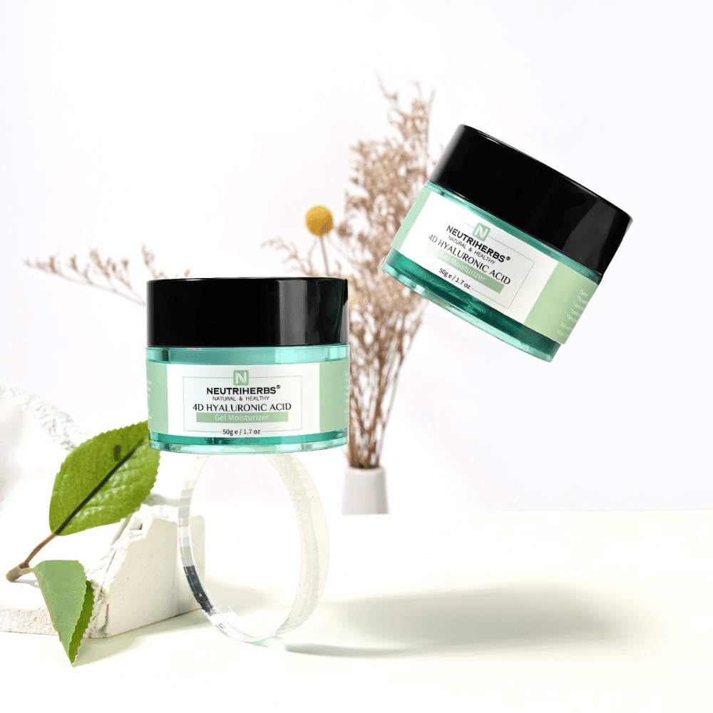 Življenjski slogovni posnetek Neutriherbs 4D Hyaluronic Acid Gel Moisturizer 50 g. Dva lončka vlažilne gel kreme sta predstavljena v svetlem in elegantnem okolju z naravnimi detajli, ki izražajo svežo rutino nege kože in intenzivno vlaženje.