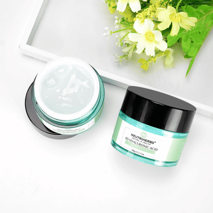 Odprt in zaprt lonček Neutriherbs 4D Hyaluronic Acid Gel Moisturizer 50 g. Slika prikazuje lahko, svežo teksturo gel kreme, ki se hitro vpije in zagotavlja intenzivno vlaženje, ne da bi bila na koži lepljiva ali mastna.