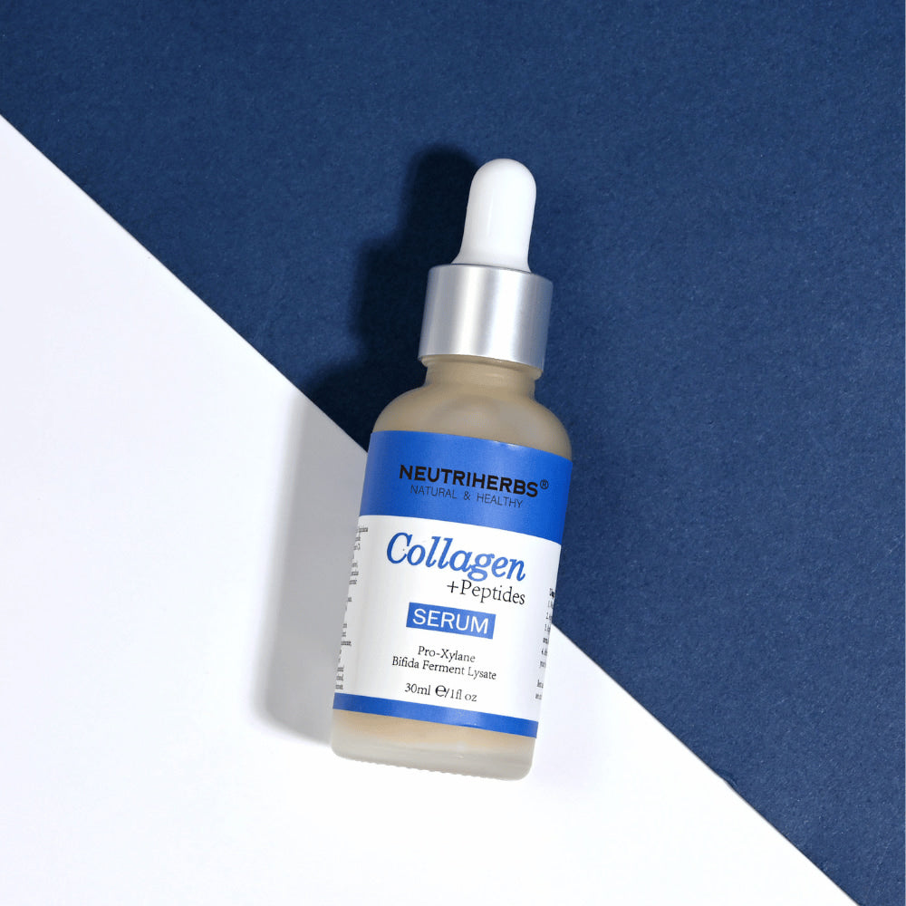 Neutriherbs Collagen + Peptides Serum 30 ml na elegantnem modrem in belem ozadju. Vlažilni serum za obraz s peptidi in kolagenom, ki prispeva k čvrstejši koži, izboljšani elastičnosti in bolj gladki teksturi kože.