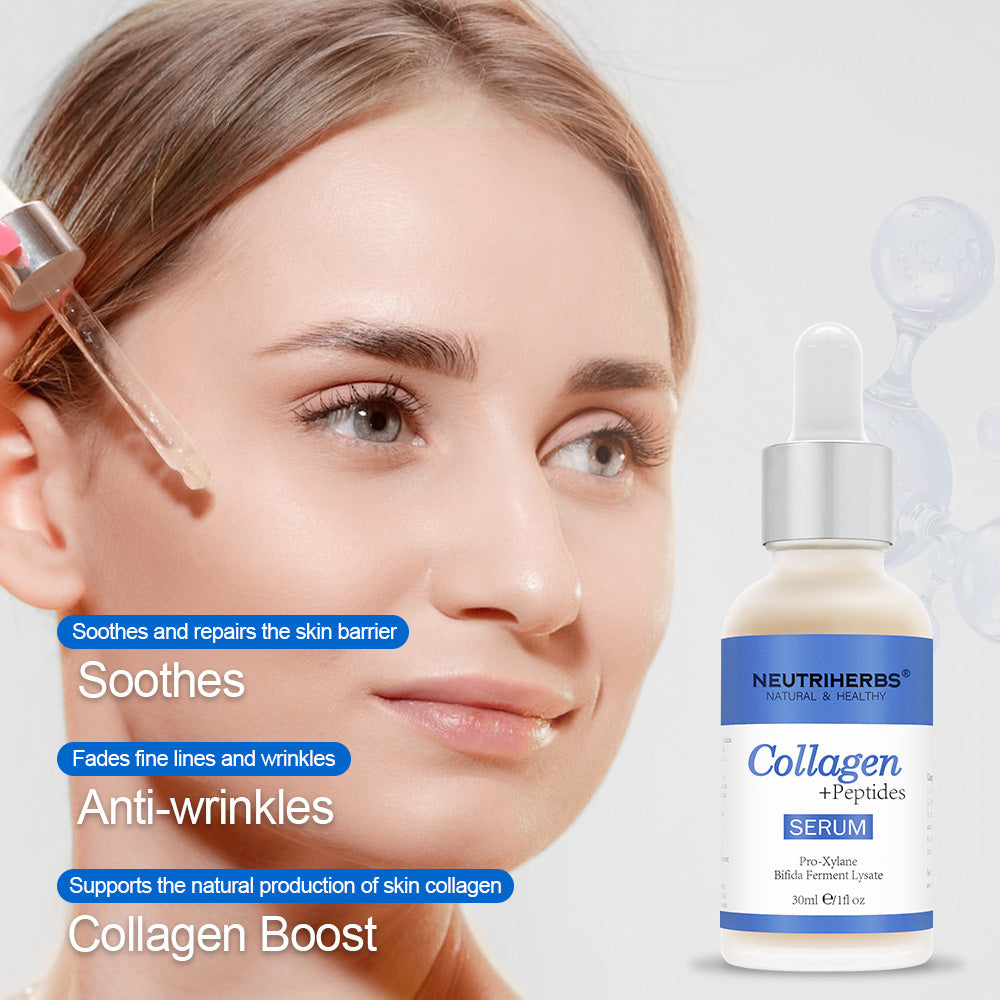 Ženska si s pipeto nanaša Neutriherbs Collagen + Peptides Serum 30 ml na obraz. Vlažilni serum, ki pomaga krepiti kožno bariero, izboljšati elastičnost kože ter zmanjšati vidne drobne linije in gube.