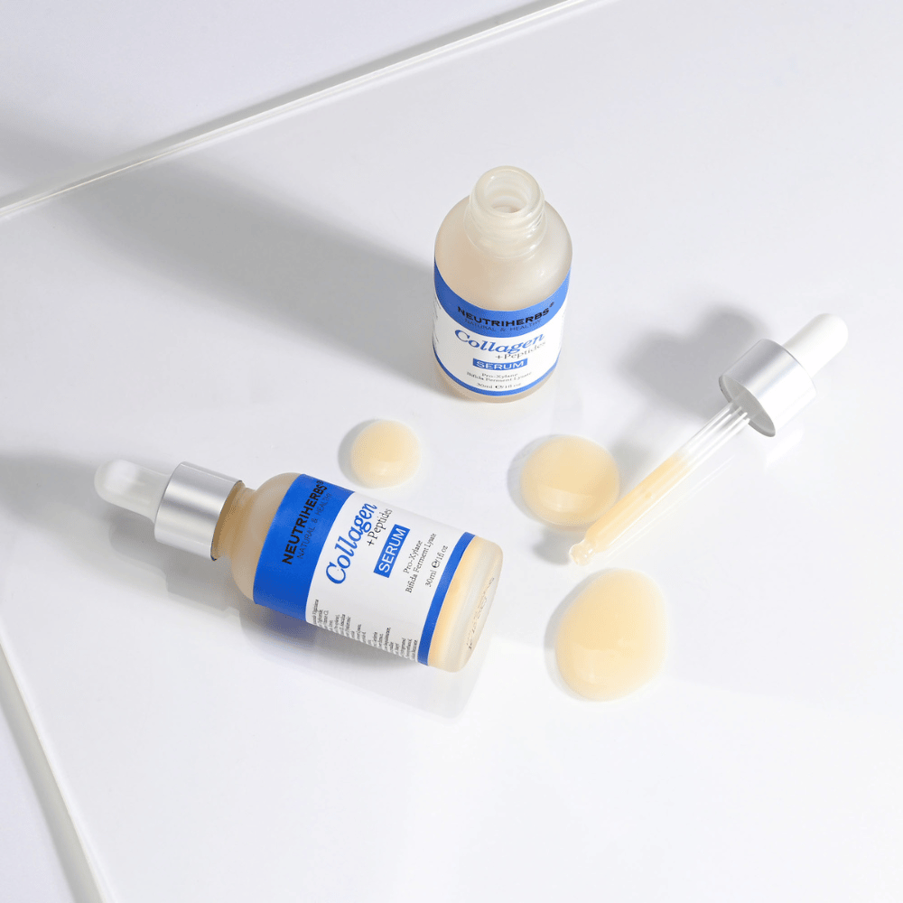 Neutriherbs Collagen + Peptides Serum 30 ml z odprto stekleničko, pipeto in teksturo seruma. Bližnji posnetek prikazuje svilnato gladko konsistenco in praktičen aplikator s pipeto za natančno odmerjanje.