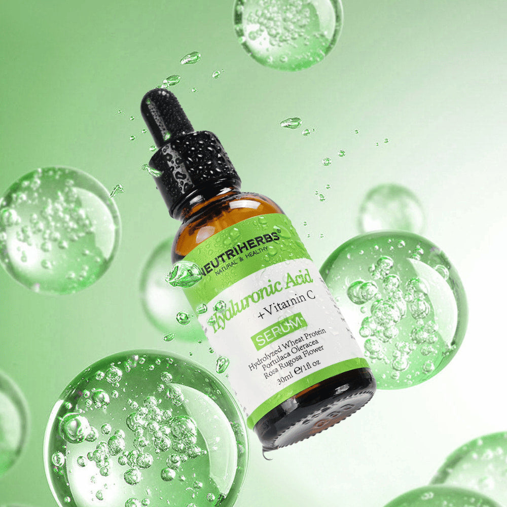 Neutriherbs Hyaluronic Acid + Vitamin C Serum 30 ml s hialuronsko kislino in vitaminom C. Vlažilni serum za obraz, ki zagotavlja intenzivno vlaženje, izboljša sijaj kože in pomaga zmanjšati drobne linije za mehko in svežo kožo.