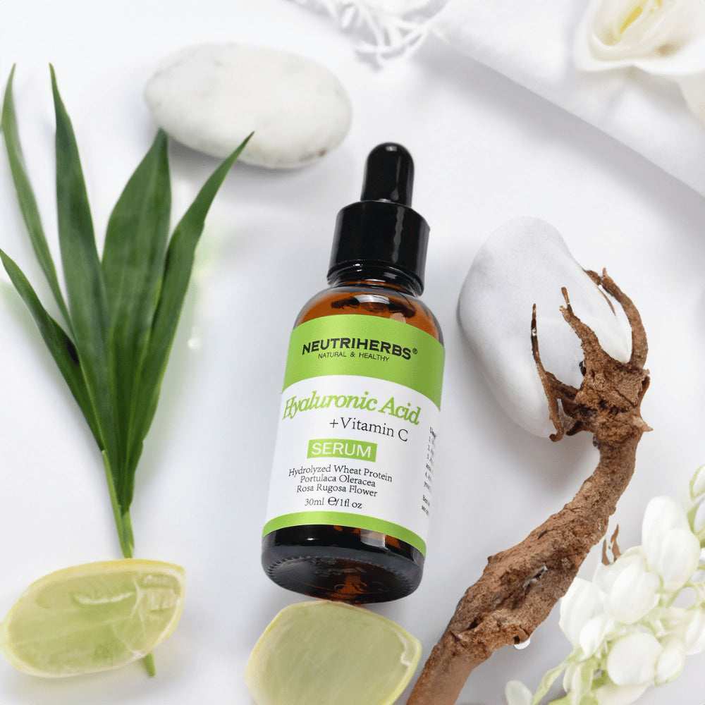 Neutriherbs Hyaluronic Acid + Vitamin C Serum 30 ml s hialuronsko kislino in vitaminom C. Vlažilni serum za obraz z naravnimi sestavinami, ki krepi kožno bariero, daje sijaj in pomaga zmanjšati drobne linije.