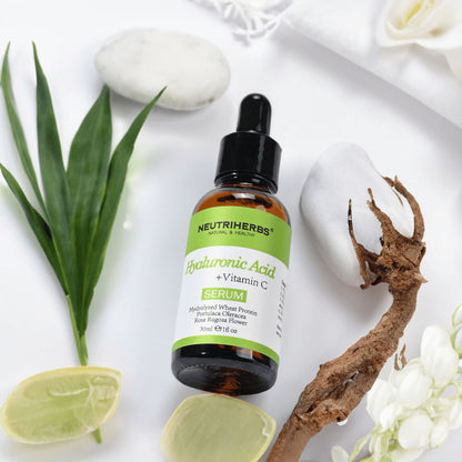 Neutriherbs Hyaluronic Acid + Vitamin C Serum 30 ml s hialuronsko kislino in vitaminom C. Vlažilni serum za obraz z naravnimi sestavinami, ki krepi kožno bariero, daje sijaj in pomaga zmanjšati drobne linije.