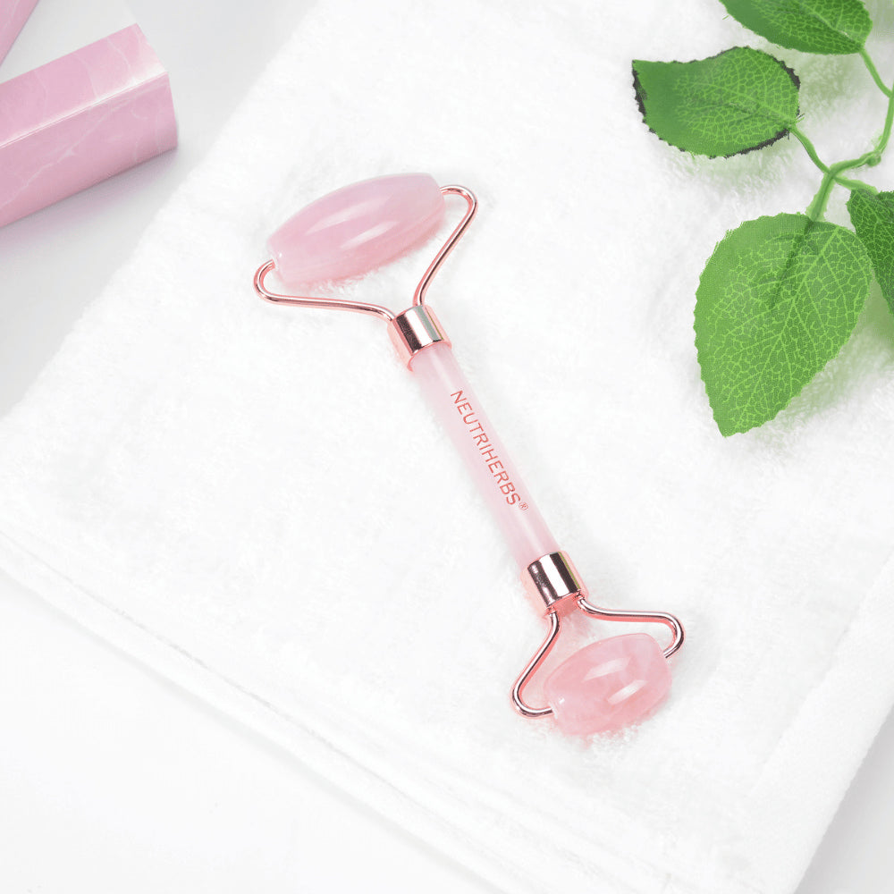 Neutriherbs Rose Quartz Face Roller iz roževca za nežno masažo obraza in nego kože.