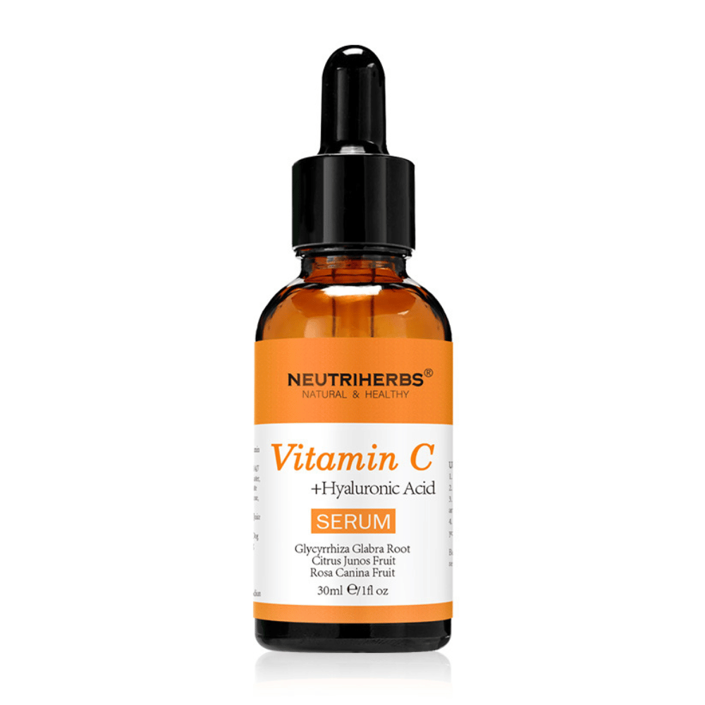 Neutriherbs Vitamin C + Hyaluronic Acid Serum 30 ml na belem ozadju. Serum za obraz z vitaminom C in hialuronsko kislino, ki vlaži kožo, poveča sijaj in prispeva k bolj enakomernemu tenu kože.