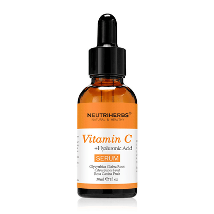 Neutriherbs Vitamin C + Hyaluronic Acid Serum 30 ml na belem ozadju. Serum za obraz z vitaminom C in hialuronsko kislino, ki vlaži kožo, poveča sijaj in prispeva k bolj enakomernemu tenu kože.