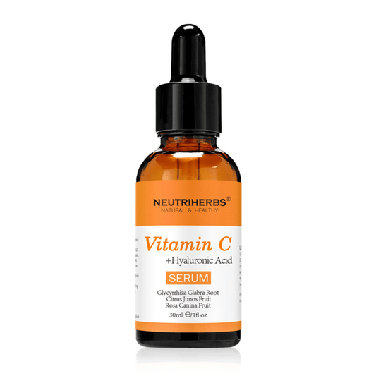 Neutriherbs Vitamin C + Hyaluronic Acid Serum 30 ml na belem ozadju. Serum za obraz z vitaminom C in hialuronsko kislino, ki vlaži kožo, poveča sijaj in prispeva k bolj enakomernemu tenu kože.