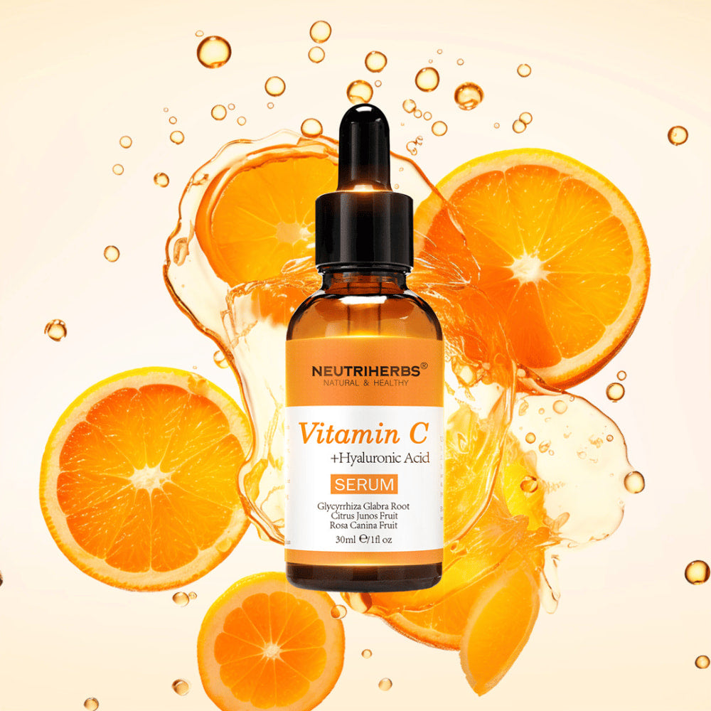 Neutriherbs Vitamin C + Hyaluronic Acid Serum 30 ml z rezinami pomaranče in pljuski citrusovega soka. Produktna fotografija, ki poudarja vsebnost vitamina C in hialuronske kisline v serumu za intenzivno vlaženje, večji sijaj in bolj enakomeren ten kože.