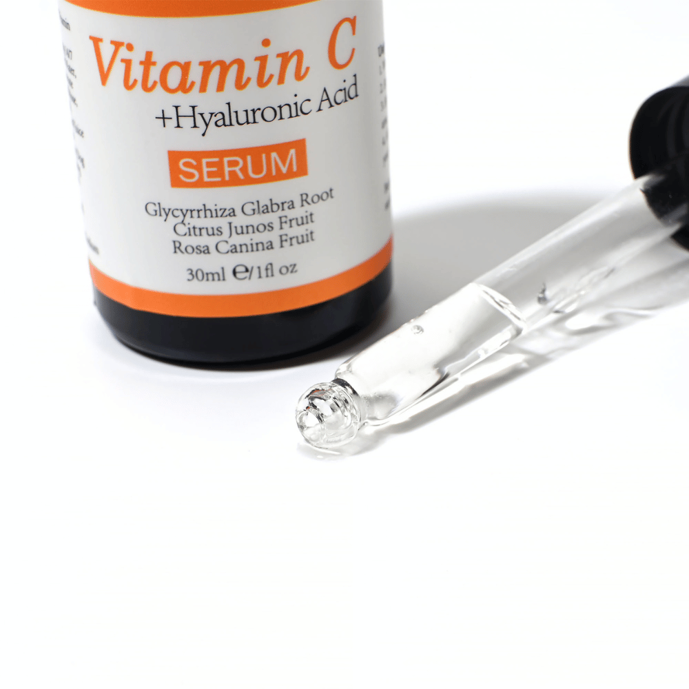 Bližnji posnetek pipete in stekleničke Neutriherbs Vitamin C + Hyaluronic Acid Serum 30 ml. Lahka tekstura seruma se hitro vpije in vlaži kožo, hkrati pa prispeva k večjemu sijaju in bolj enakomernemu tenu kože.