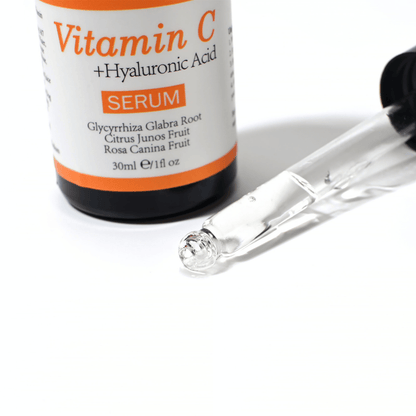 Bližnji posnetek pipete in stekleničke Neutriherbs Vitamin C + Hyaluronic Acid Serum 30 ml. Lahka tekstura seruma se hitro vpije in vlaži kožo, hkrati pa prispeva k večjemu sijaju in bolj enakomernemu tenu kože.